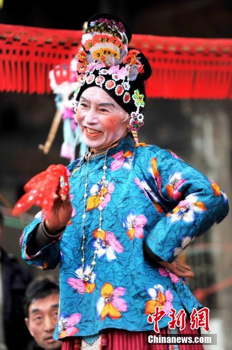 79岁的黎天星老人唱起旦角惟妙惟肖。中新社发 黄庆松 摄