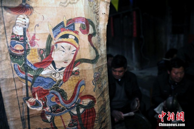 传承14代的贵州正安“黎氏阳戏”插图6 传承百年的“佛案”虽已破旧,画面人物依然生动鲜活。中新社发 黄庆松 摄
