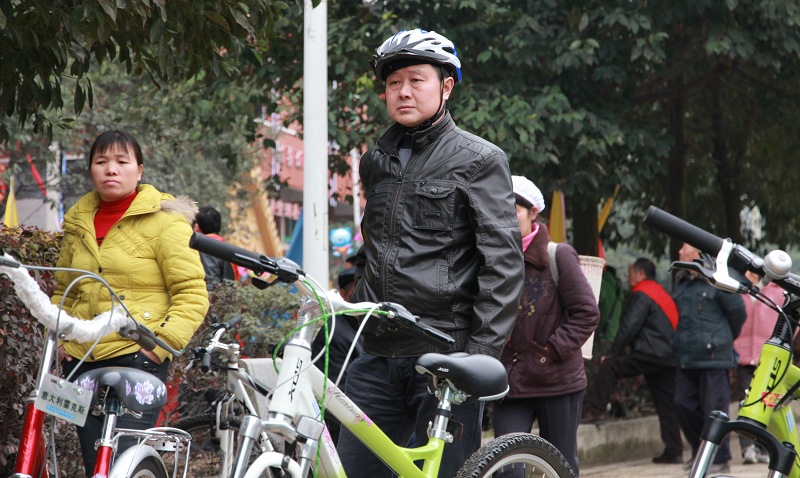 上刀梯舞龙狮惊险刺激   颂欢歌跳劲舞喜庆新年——正安2011年春节联欢活动全程记录插图5