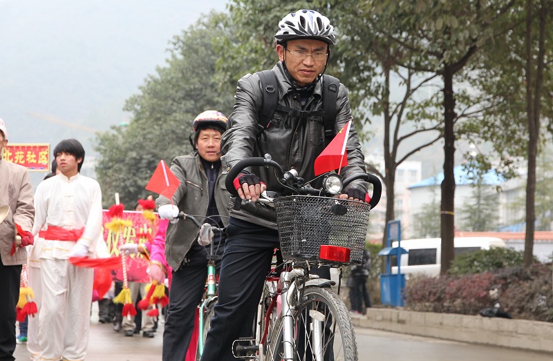 上刀梯舞龙狮惊险刺激   颂欢歌跳劲舞喜庆新年——正安2011年春节联欢活动全程记录插图7