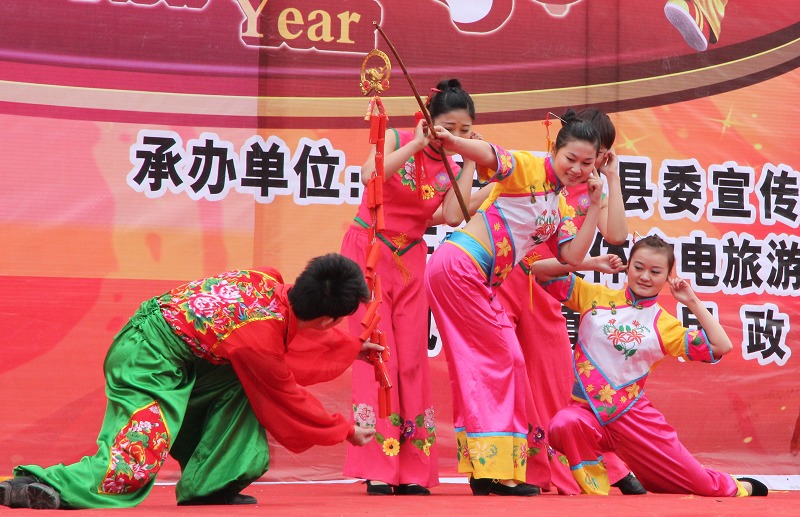 上刀梯舞龙狮惊险刺激   颂欢歌跳劲舞喜庆新年——正安2011年春节联欢活动全程记录插图13