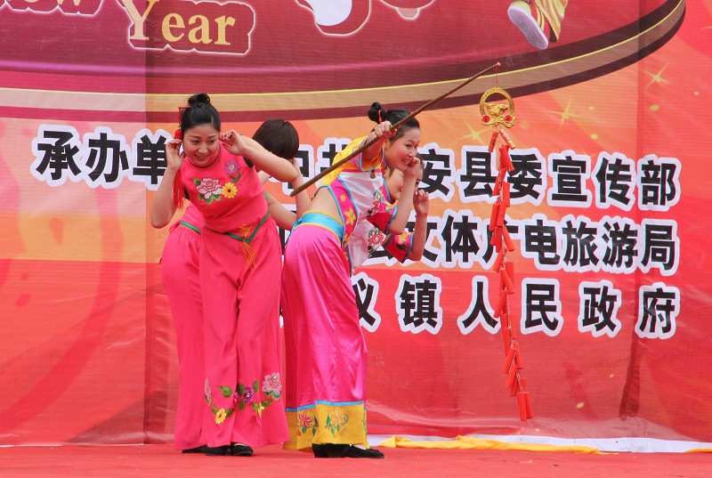 上刀梯舞龙狮惊险刺激   颂欢歌跳劲舞喜庆新年——正安2011年春节联欢活动全程记录插图14