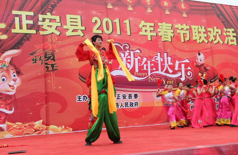 上刀梯舞龙狮惊险刺激   颂欢歌跳劲舞喜庆新年——正安2011年春节联欢活动全程记录插图17