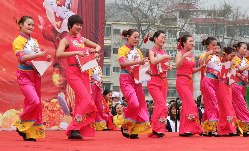 上刀梯舞龙狮惊险刺激   颂欢歌跳劲舞喜庆新年——正安2011年春节联欢活动全程记录插图18