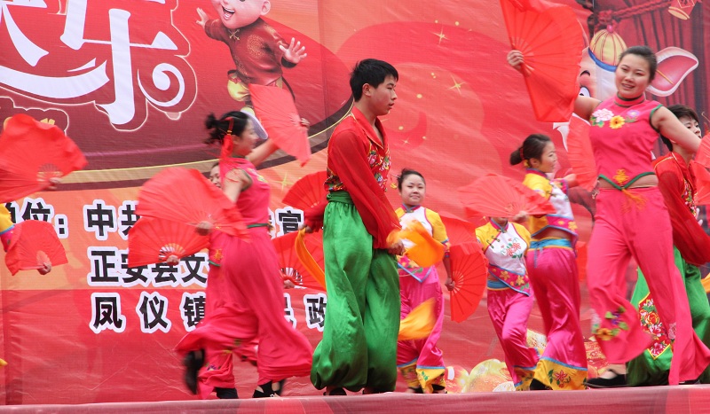 上刀梯舞龙狮惊险刺激   颂欢歌跳劲舞喜庆新年——正安2011年春节联欢活动全程记录插图19