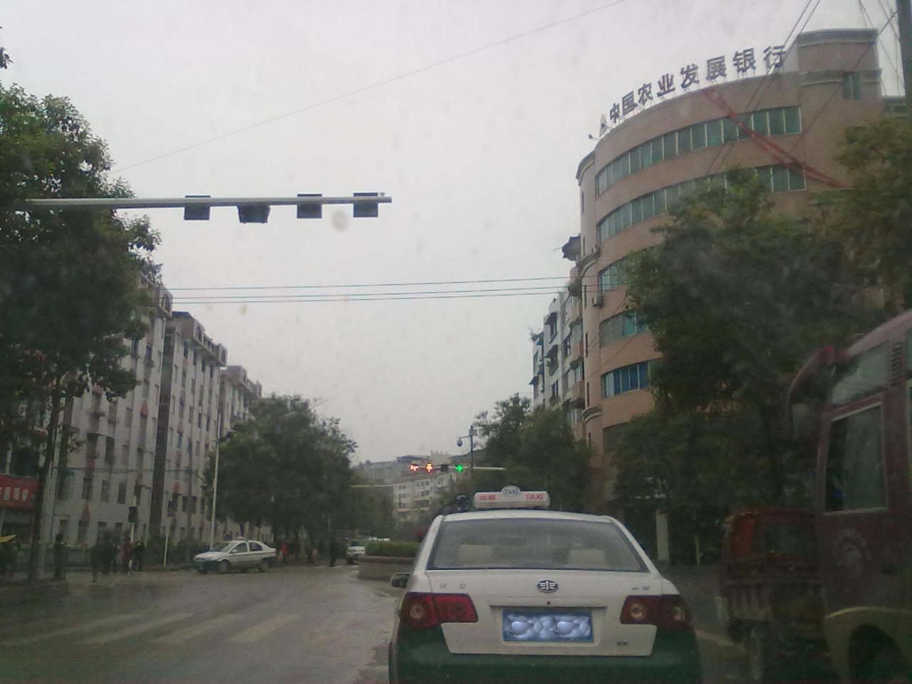 正安第一个红绿灯开通了插图1