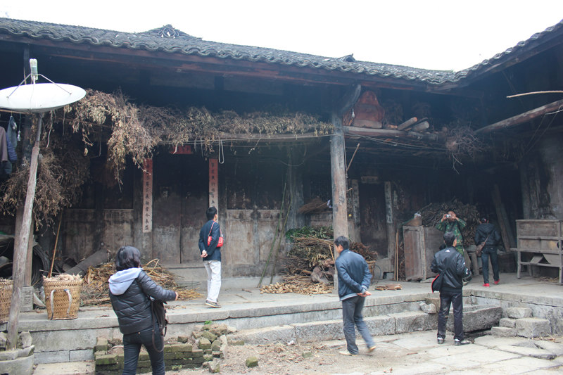 帅哥美女铁马欢，扬鞭赏罢古寨还插图16