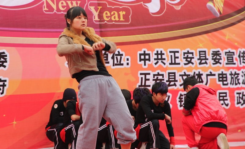 上刀梯舞龙狮惊险刺激   颂欢歌跳劲舞喜庆新年——正安2011年春节联欢活动全程记录插图34