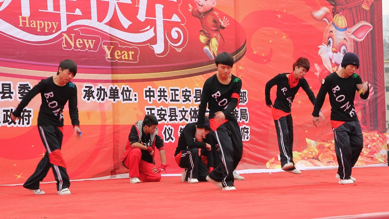 上刀梯舞龙狮惊险刺激   颂欢歌跳劲舞喜庆新年——正安2011年春节联欢活动全程记录插图32
