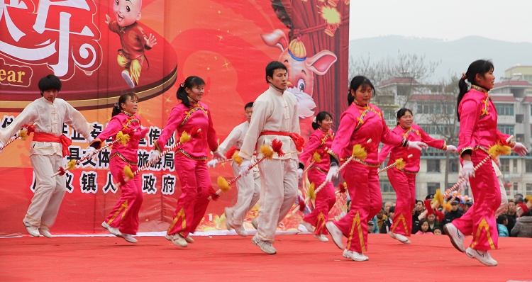 上刀梯舞龙狮惊险刺激   颂欢歌跳劲舞喜庆新年——正安2011年春节联欢活动全程记录插图50