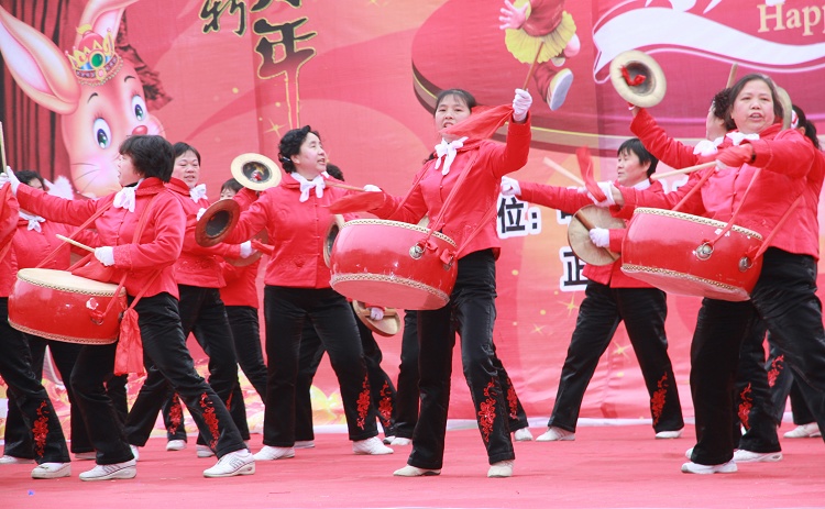 上刀梯舞龙狮惊险刺激   颂欢歌跳劲舞喜庆新年——正安2011年春节联欢活动全程记录插图56
