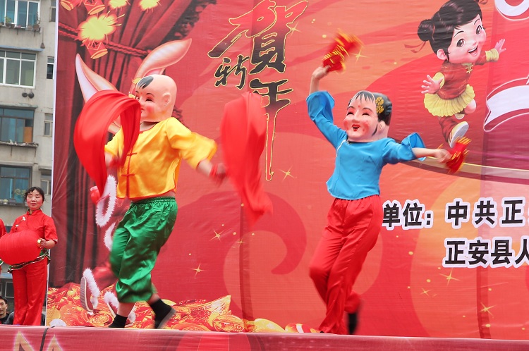 上刀梯舞龙狮惊险刺激   颂欢歌跳劲舞喜庆新年——正安2011年春节联欢活动全程记录插图59