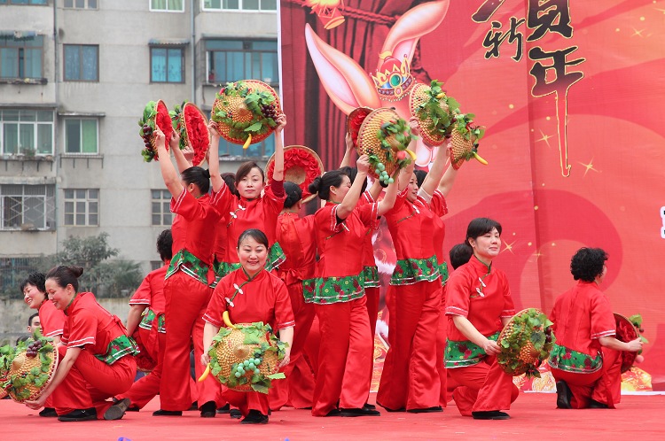 上刀梯舞龙狮惊险刺激   颂欢歌跳劲舞喜庆新年——正安2011年春节联欢活动全程记录插图62