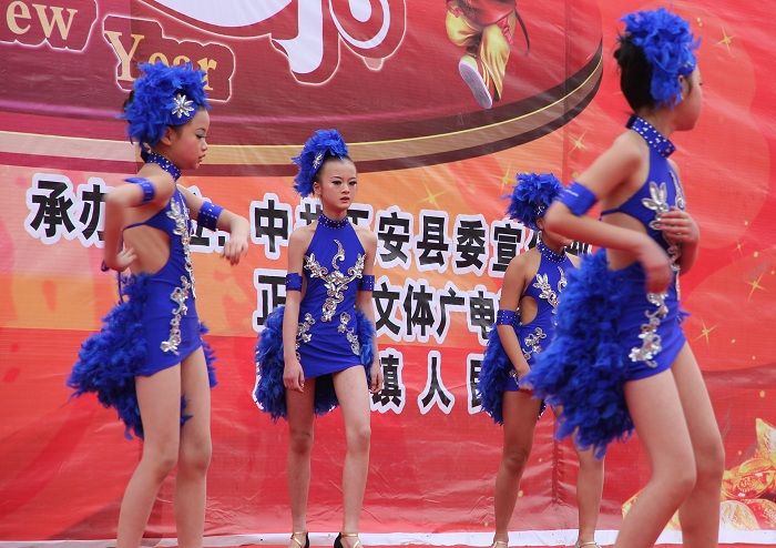 上刀梯舞龙狮惊险刺激   颂欢歌跳劲舞喜庆新年——正安2011年春节联欢活动全程记录插图44
