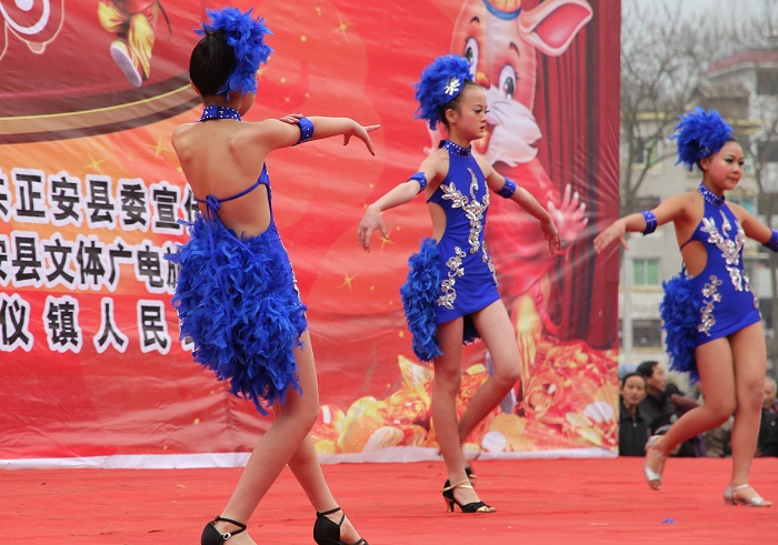 上刀梯舞龙狮惊险刺激   颂欢歌跳劲舞喜庆新年——正安2011年春节联欢活动全程记录插图45