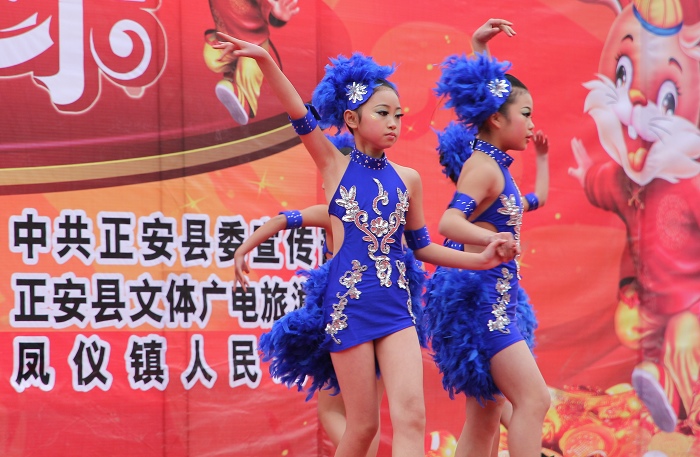 上刀梯舞龙狮惊险刺激   颂欢歌跳劲舞喜庆新年——正安2011年春节联欢活动全程记录插图48