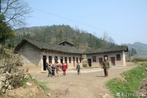 1个教师和34个学生的山村小学校插图1