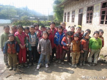 1个教师和34个学生的山村小学校插图2