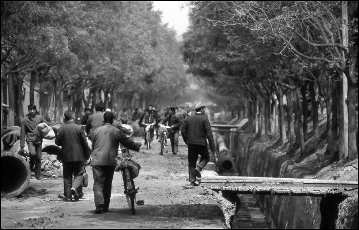 走在80年代的大街上插图4