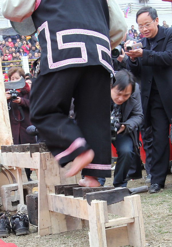 上刀梯舞龙狮惊险刺激   颂欢歌跳劲舞喜庆新年——正安2011年春节联欢活动全程记录插图38