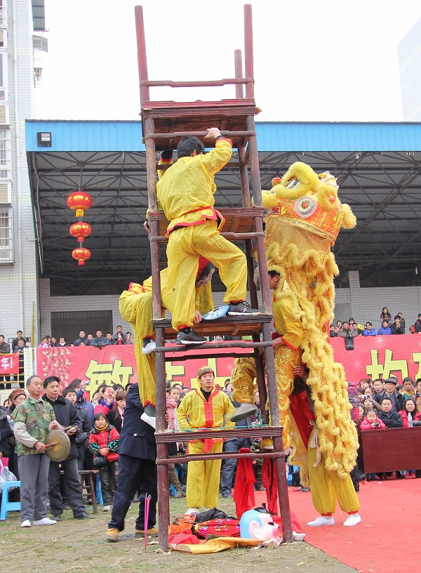 上刀梯舞龙狮惊险刺激   颂欢歌跳劲舞喜庆新年——正安2011年春节联欢活动全程记录插图51