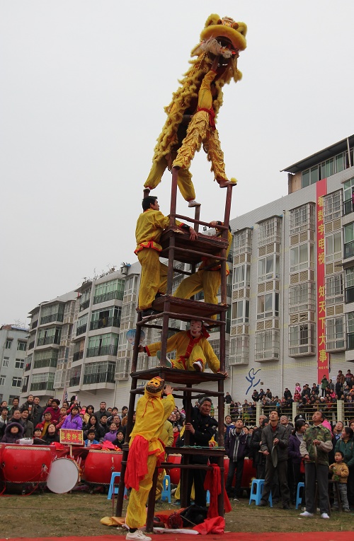 上刀梯舞龙狮惊险刺激   颂欢歌跳劲舞喜庆新年——正安2011年春节联欢活动全程记录插图52