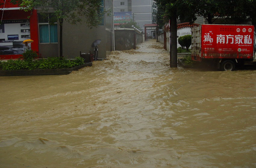 2010年7月9日县城街上洪水达0.jpg