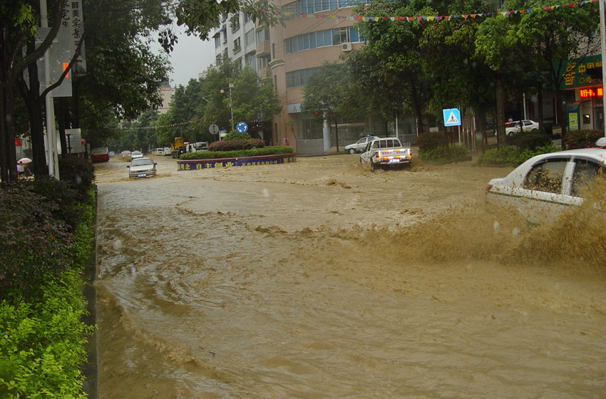 2010年7月9日县城邮政局前面.jpg