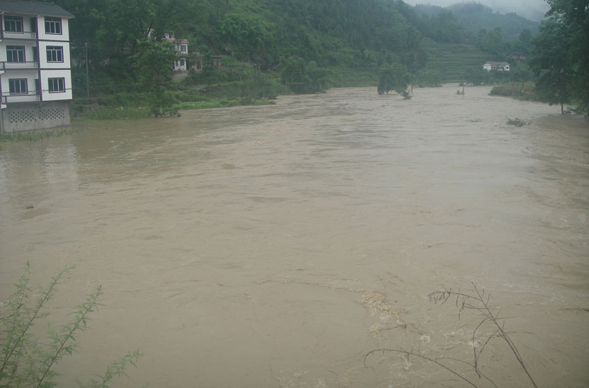 瑞溪河河水超过历史最高水位.jpg