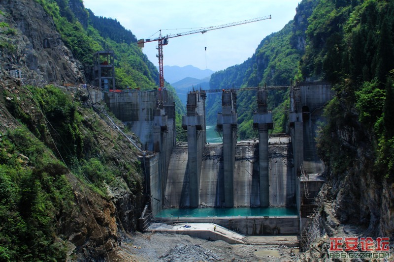 新建中的鱼塘电站.jpg