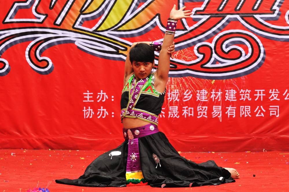 尹珍文化艺术团的帅哥美女2.jpg