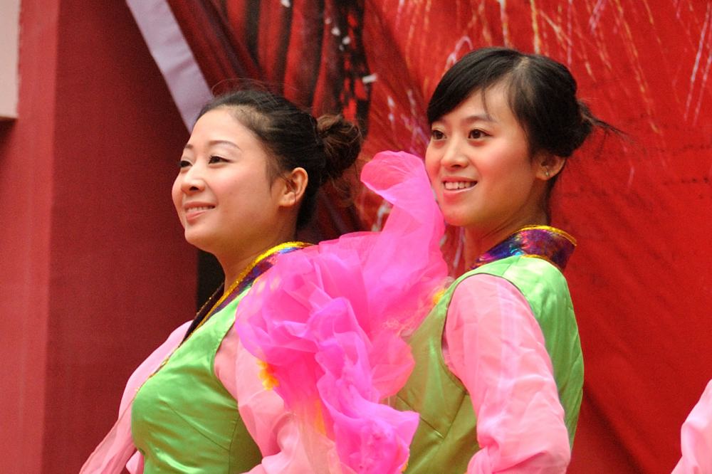 尹珍文化艺术团的帅哥美女6.jpg