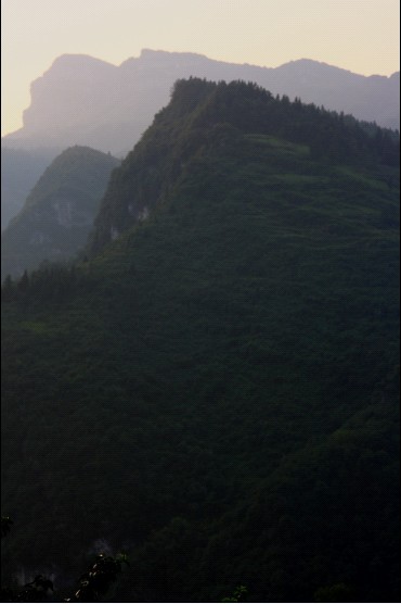 家在梨垭 黄沙岩山群 峰峦叠黛.jpg