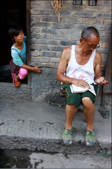 家在梨垭 乡村学究和孙女.jpg