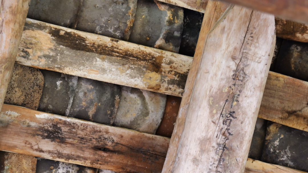 遵义正安发现贵州现存清代纪年最早木廊桥插图1 张斗坝梁桥桥梁架上清晰刻着“嘉庆十四年”等字-金枭枭摄.png